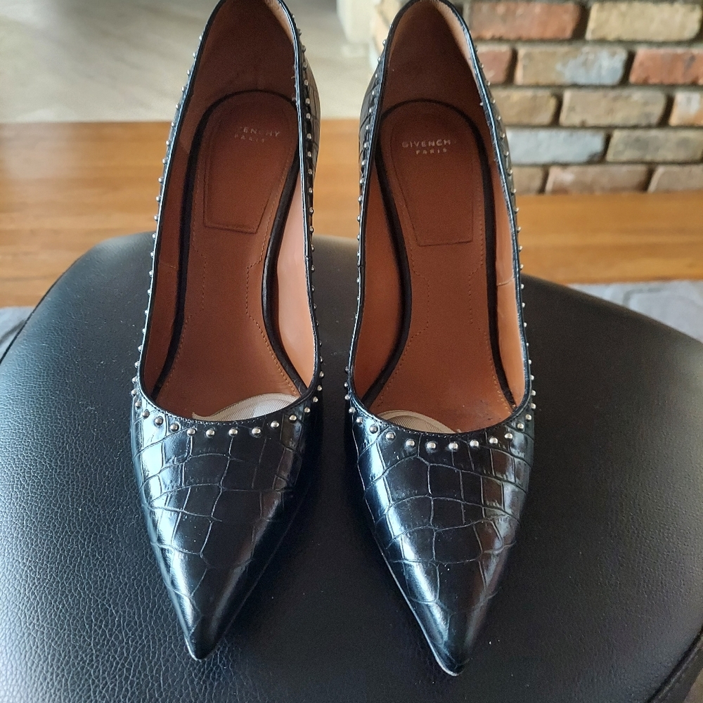 GIVENCHY Paris black pumps w silver dots.